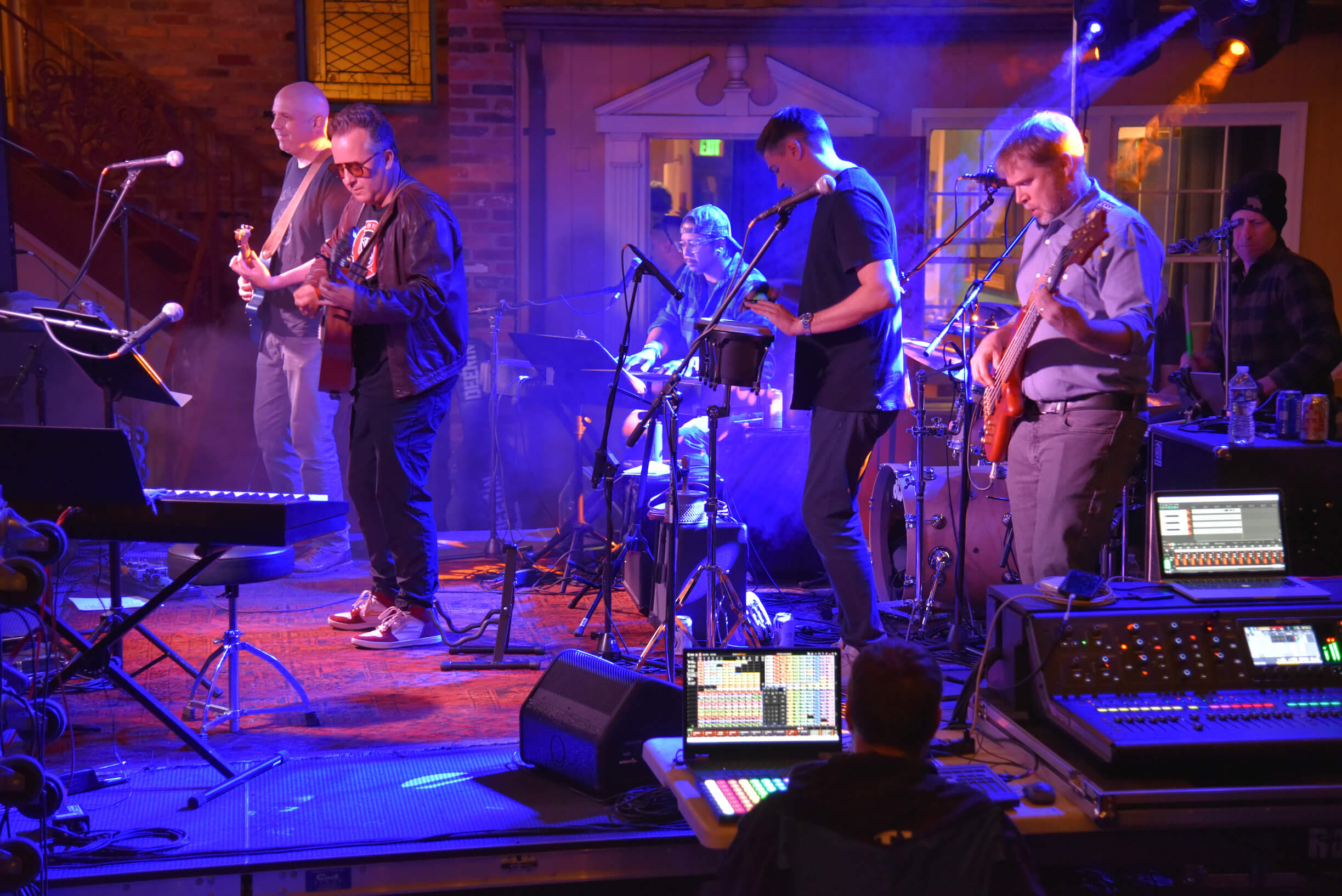 Andrew Deerin at GIGS Courtyard, October 15, 2022 - photo 18