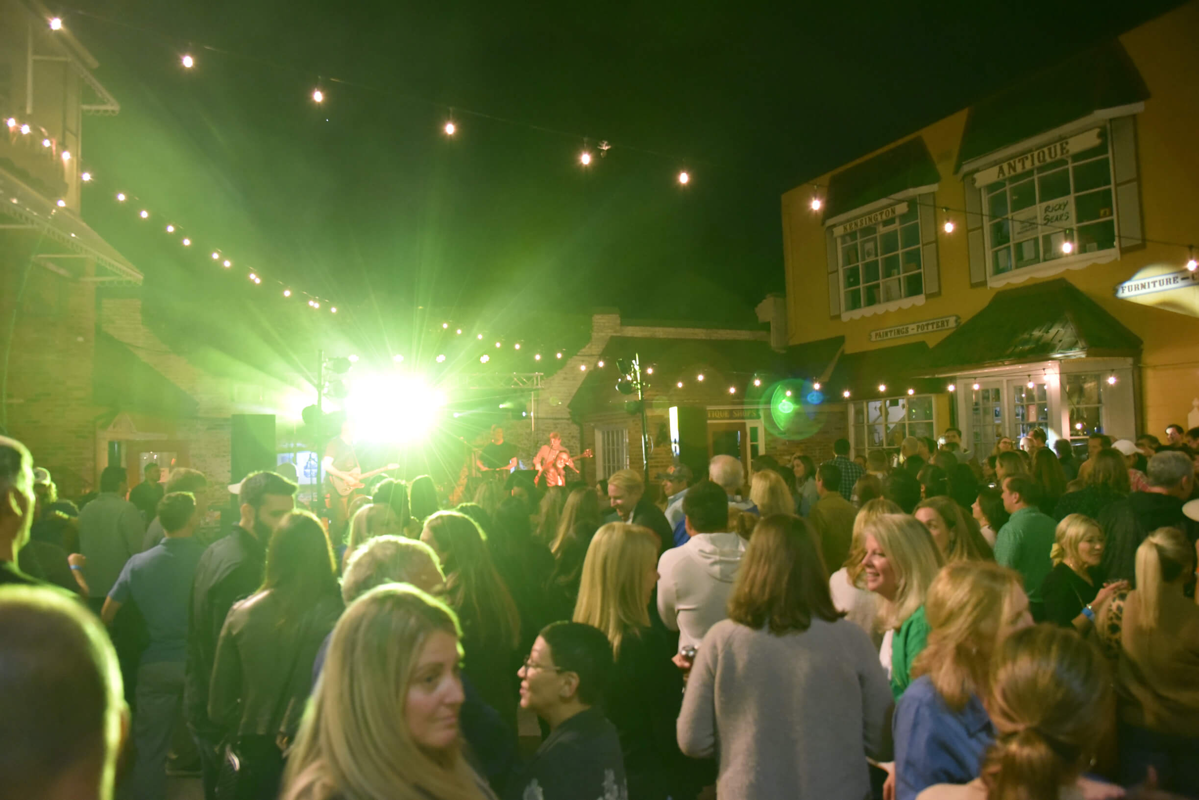 Andrew Deerin at GIGS Courtyard, October 15, 2022 - photo 24