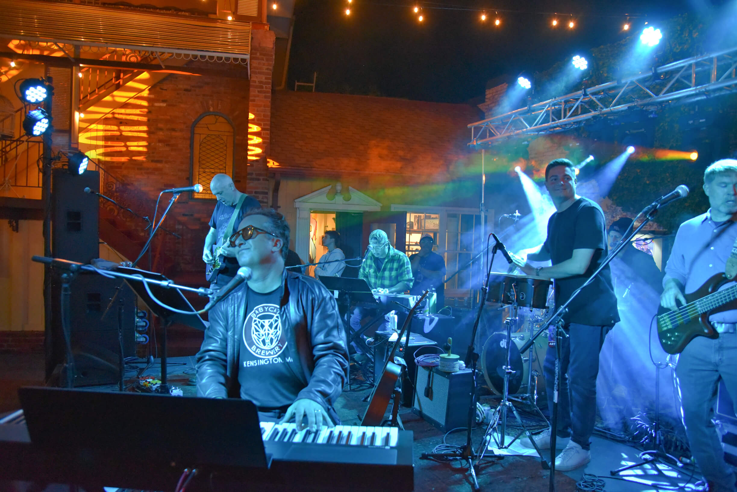 Andrew Deerin at GIGS Courtyard, October 15, 2022 - photo 32