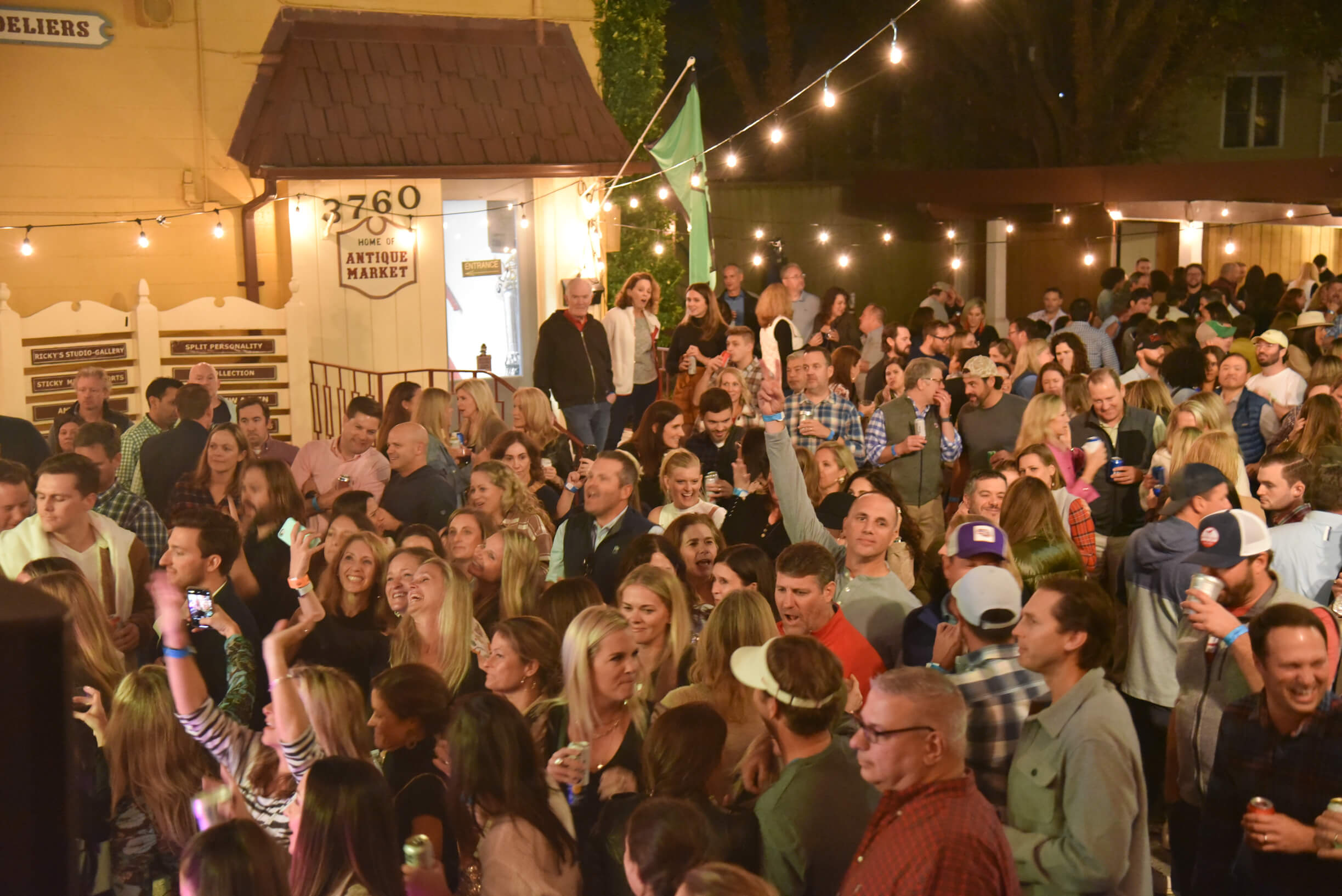Andrew Deerin at GIGS Courtyard, October 15, 2022 - photo 26