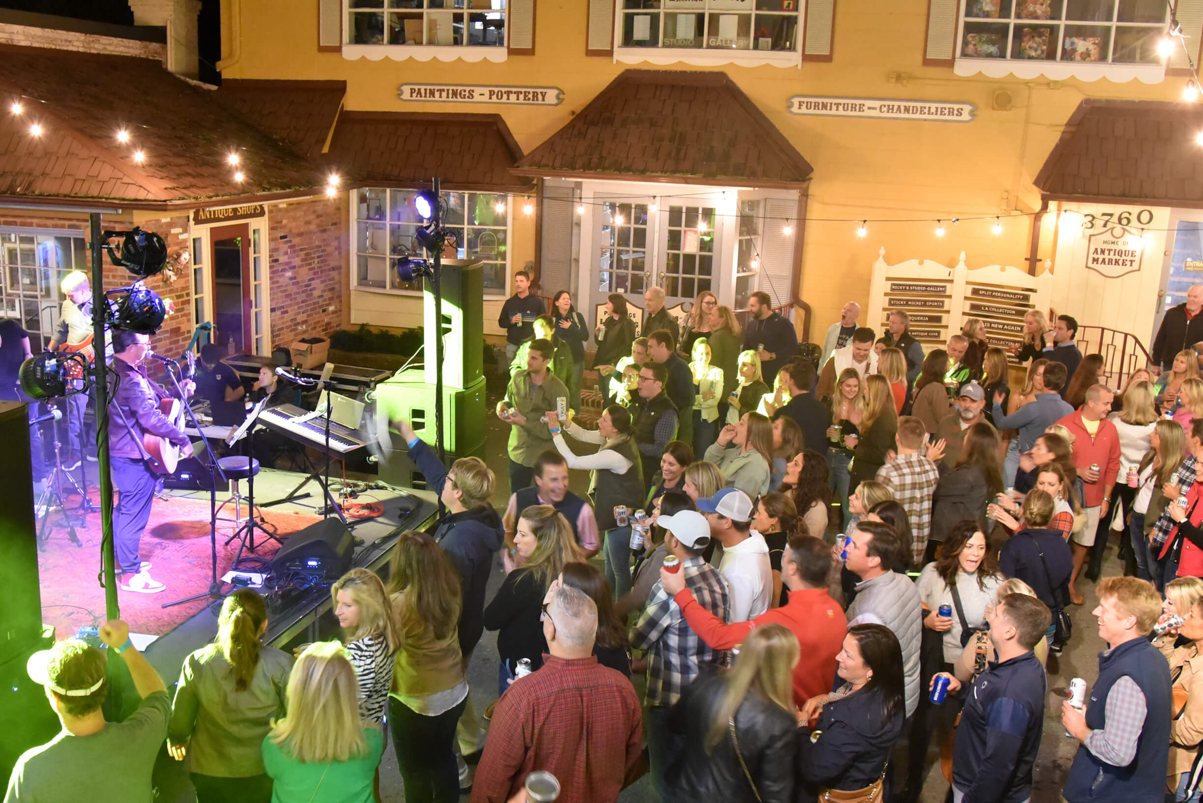 Andrew Deerin at GIGS Courtyard, October 15, 2022 - photo 35