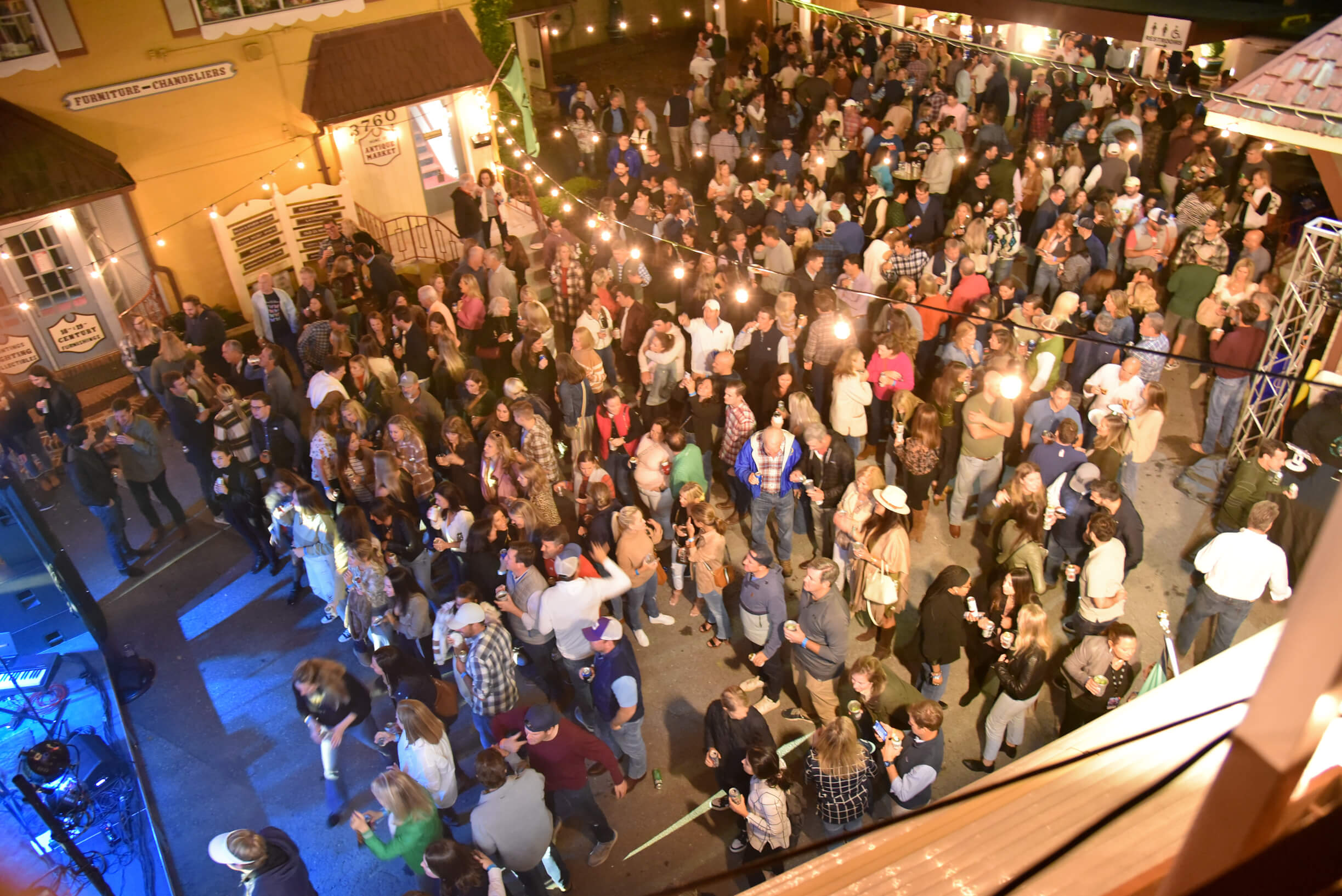 Andrew Deerin at GIGS Courtyard, October 15, 2022 - photo 31