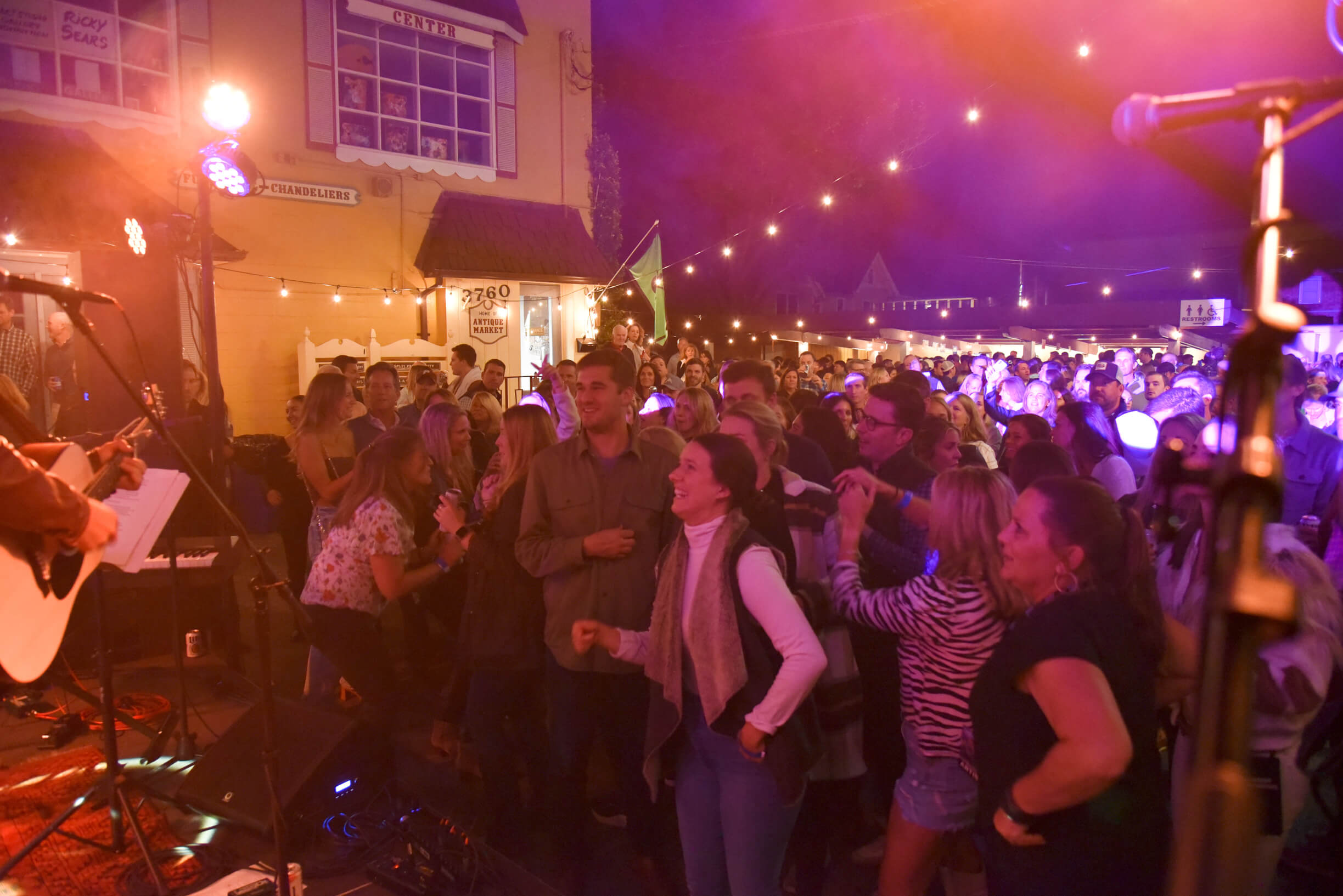 Andrew Deerin at GIGS Courtyard, October 15, 2022 - photo 39