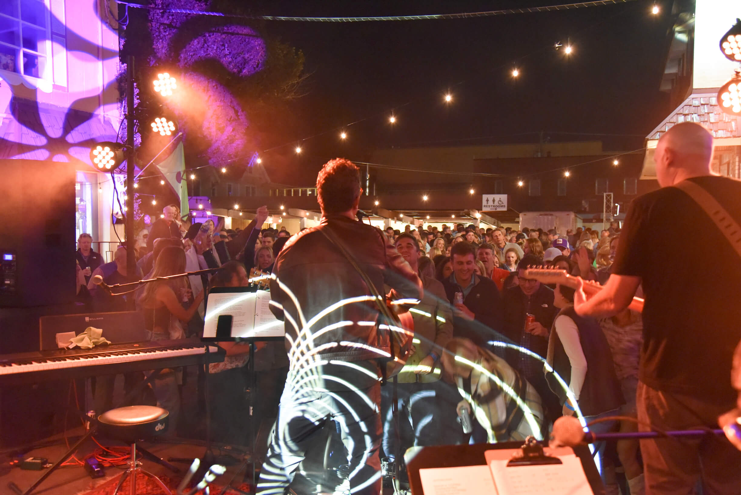 Andrew Deerin at GIGS Courtyard, October 15, 2022 - photo 40