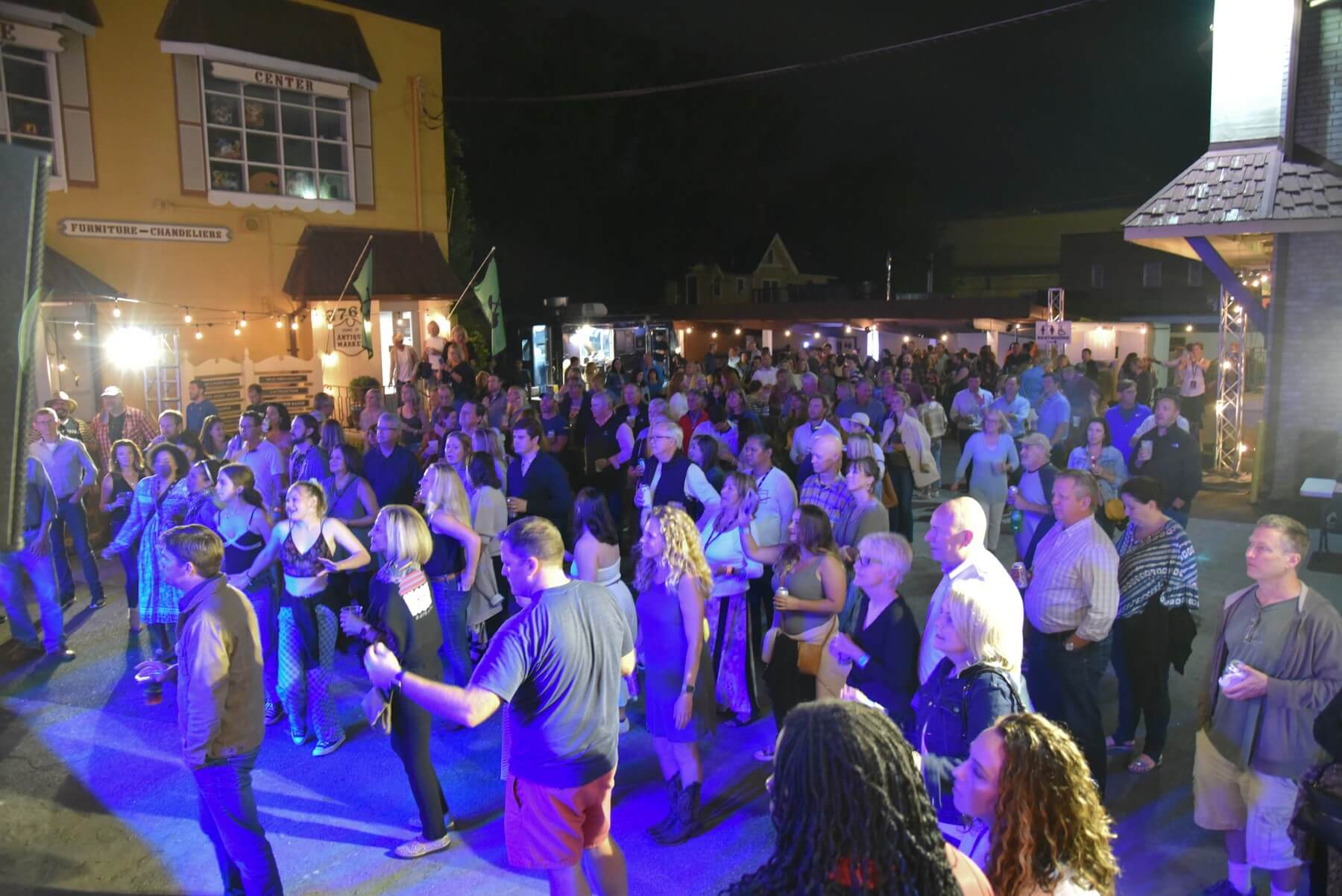 Maggie Rose at GIGS Courtyard, October 2, 2021 - photo 15