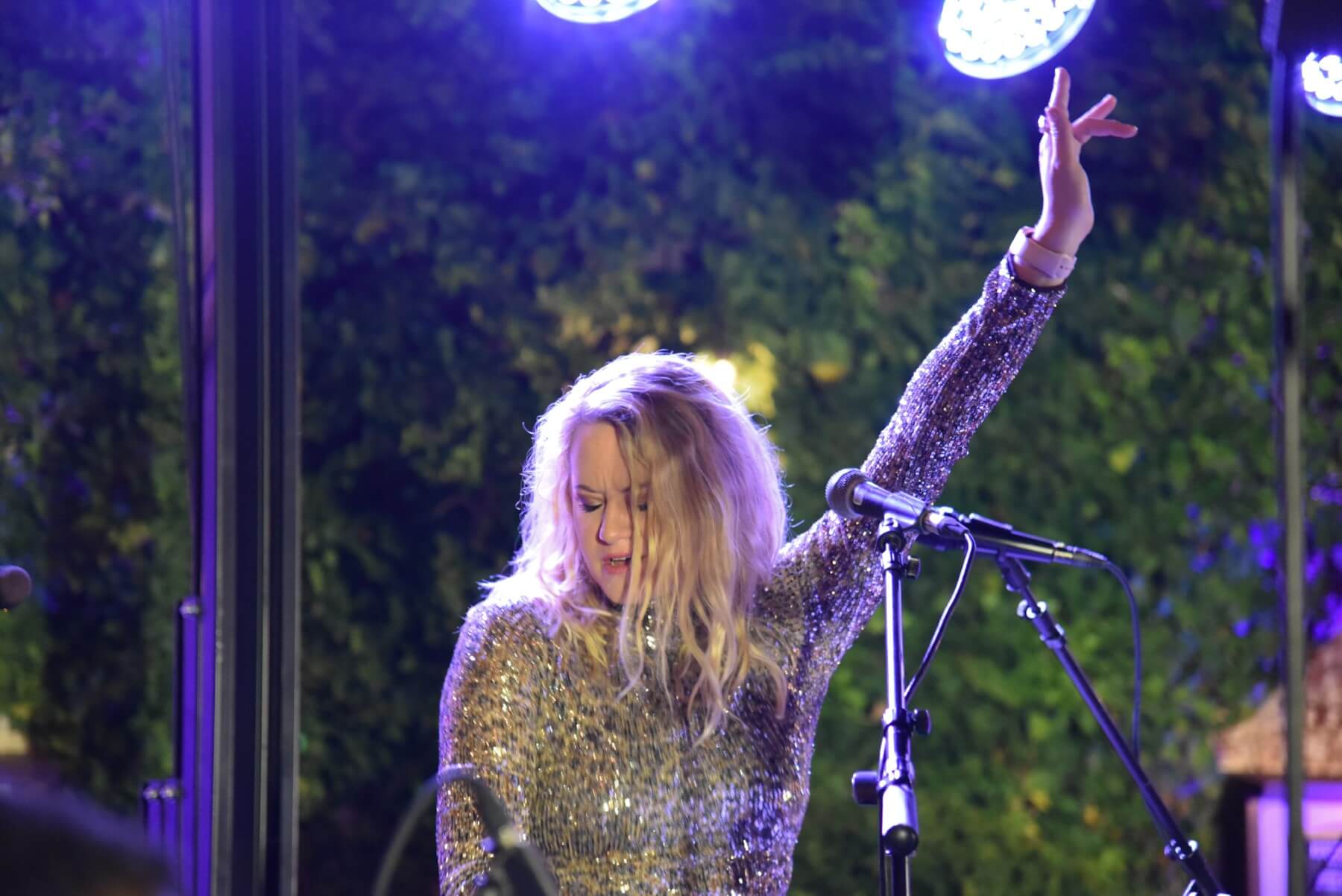 Maggie Rose at GIGS Courtyard, October 2, 2021 - photo 9