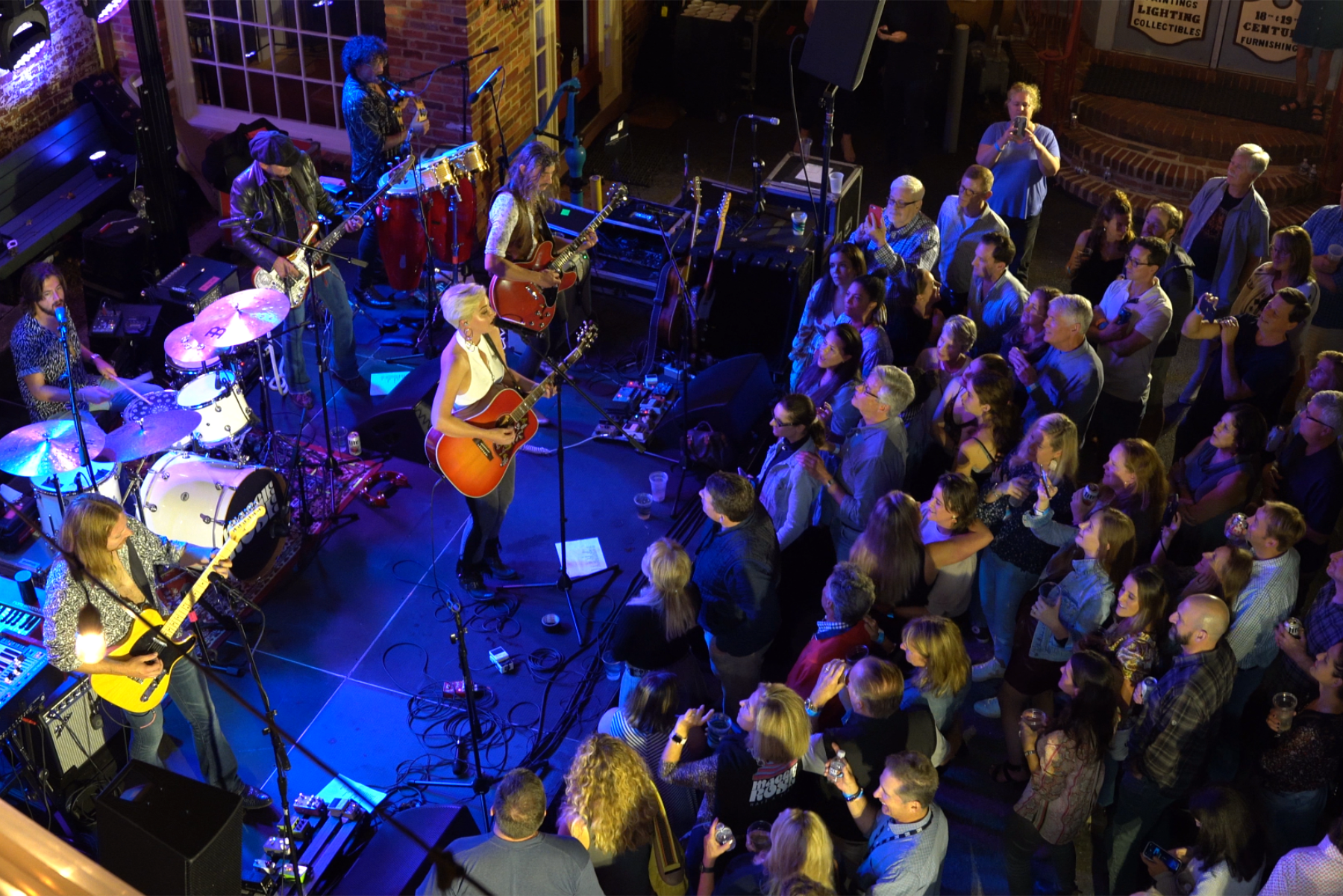 Maggie Rose at GIGS Courtyard, October 2, 2021 - photo 8