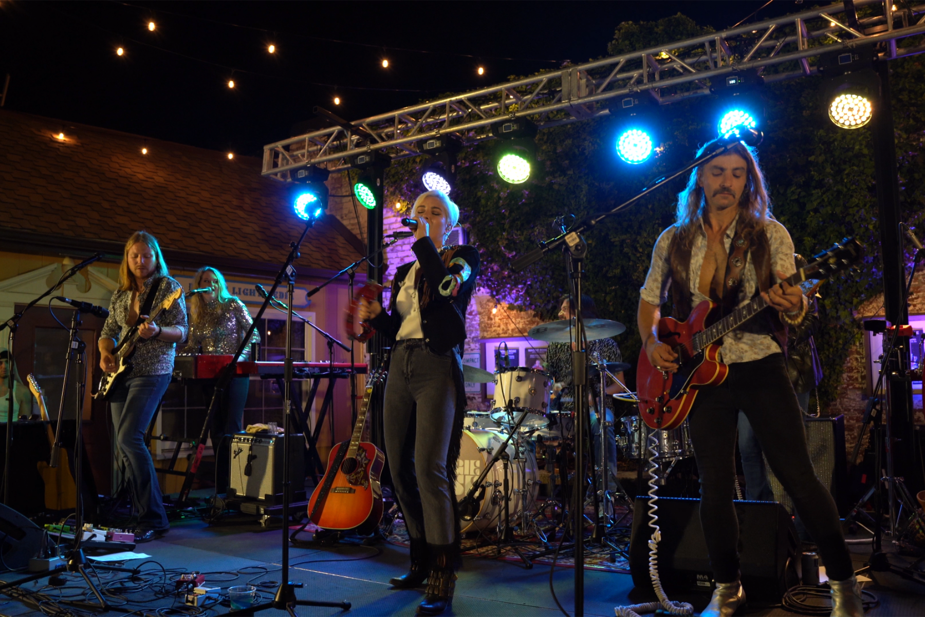 Maggie Rose at GIGS Courtyard, October 2, 2021 - photo 18