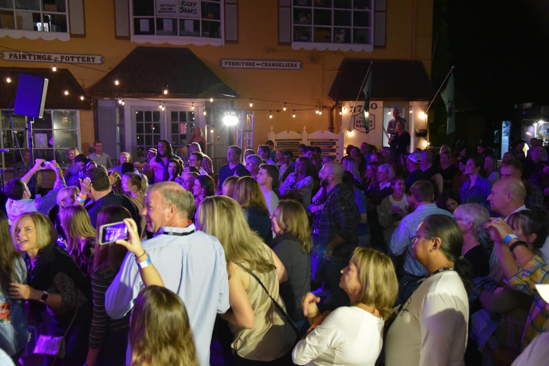 Maggie Rose at GIGS Courtyard, October 2, 2021 - photo 27