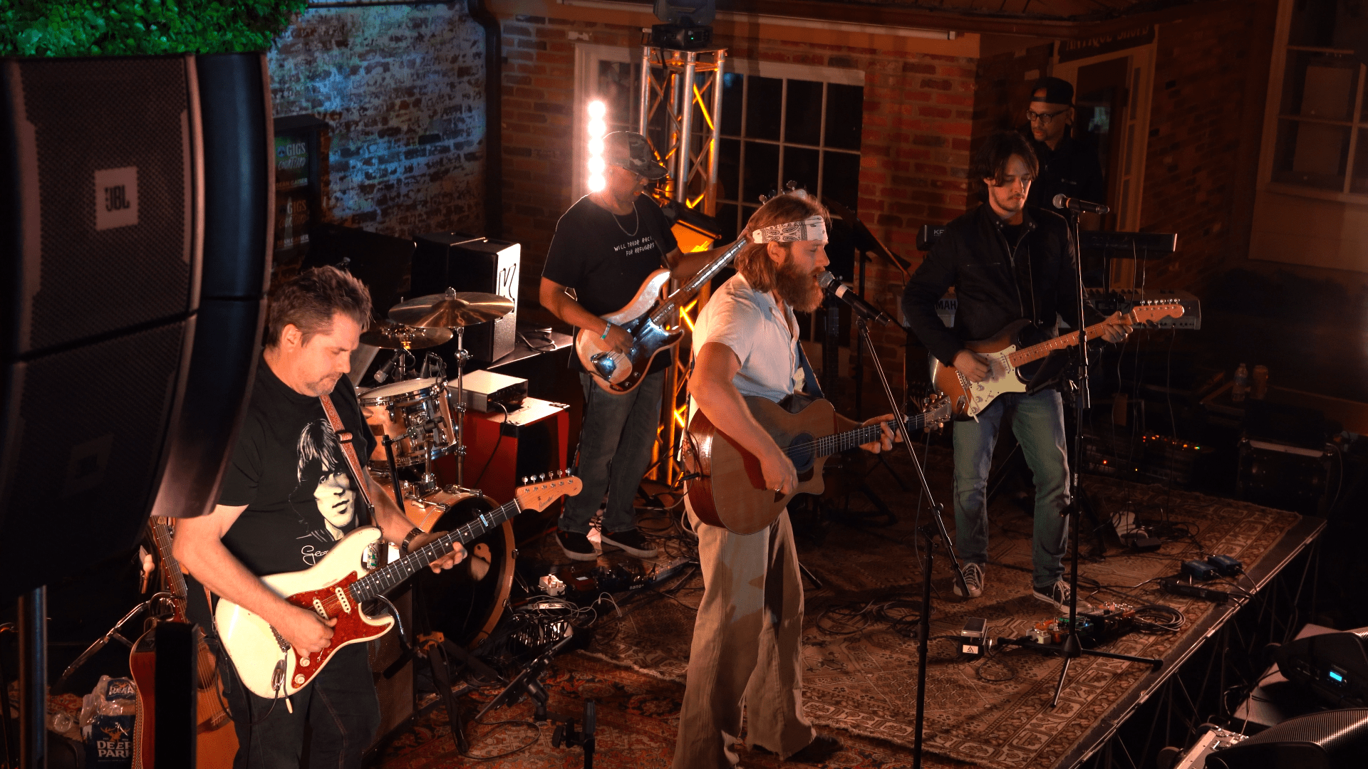 Sean Gaiser at GIGS Courtyard, April 30, 2022 - photo 11