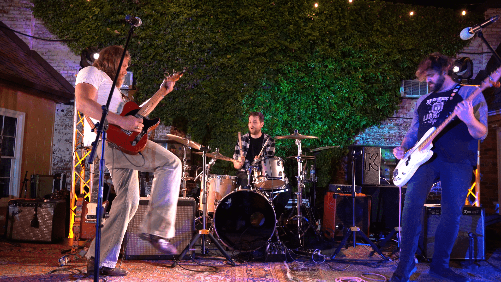 Sean Gaiser at GIGS Courtyard, April 30, 2022 - photo 17