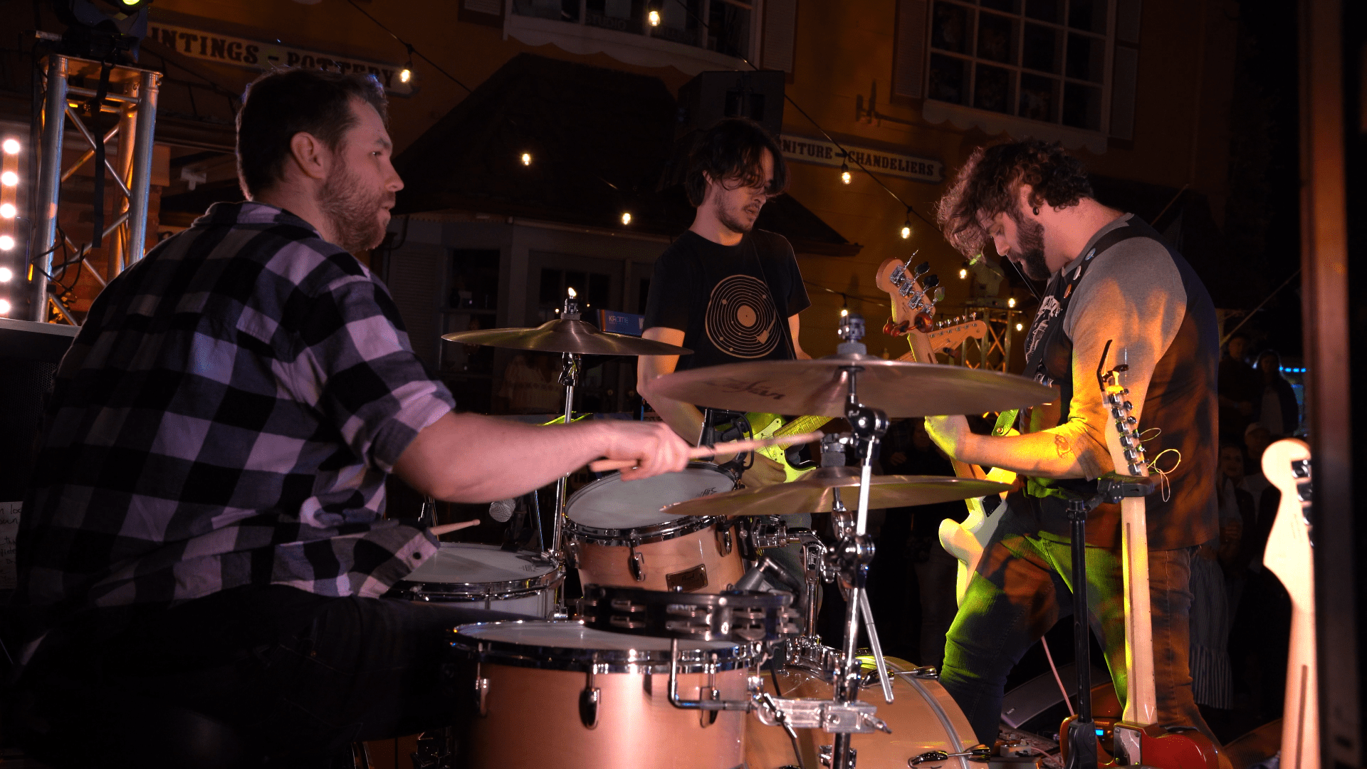 Sean Gaiser at GIGS Courtyard, April 30, 2022 - photo 19