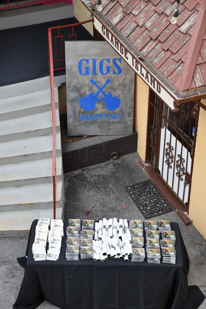 Sean Gaiser at GIGS Courtyard, April 30, 2022 - photo 9